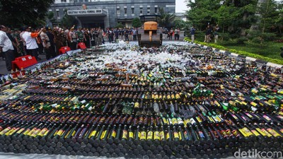 Polda Metro Jaya Gilas Ribuan Botol Miras dengan Alat Berat