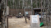 Kamu yang merasa tertantang menggunakan senjata ala Ninja, bisa nih mencoba wahana Shuriken Dojo 2 Attractions dengan membayar 500 Yen (Rp 76 ribuan). Kamu bisa memilih, ingin mencoba shuriken tau fukiya. (Syanti/detikcom)