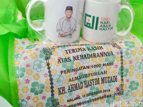 Suvenir haul 1.000 hari KH Hasyim Muzadi