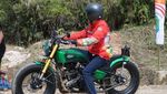 Gaya Jokowi Jajal Jalan di Perbatasan Naik Motor Custom