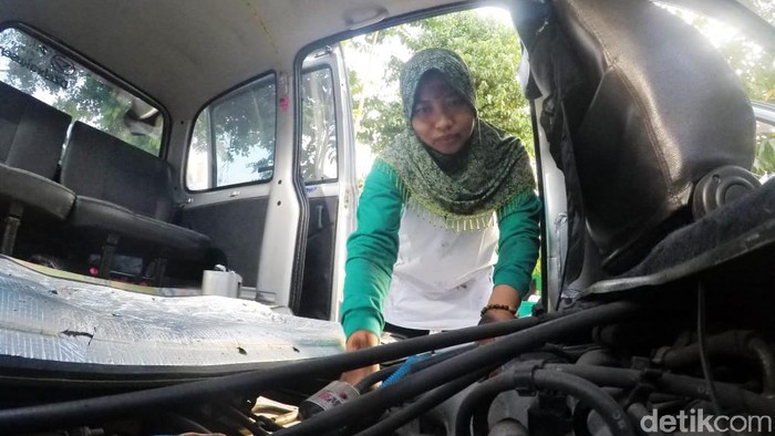 Hebat! Bu Guru Mey Bisa Perbaiki Sendiri Mobilnya kalau Rusak