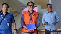 Dugaan penerimaan duit dari Taufik Hidayat ini terungkap saat sidang praperadilan Imam Nahrawi di Pengadilan Negeri Jakarta Selatan. Tim Biro Hukum KPK mengungkapkan duit Rp 800 juta itu berkaitan dengan penanganan perkara adik Imam, Syamsul Arifin.