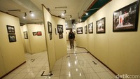 Ratusan foto yang dipajang tersebut ditampilkan dalam bentuk labirin.