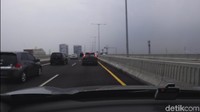 Tapi asyiknya, kondisi jalanan benar-benar lengang, sehingga Honda CR-V yang kami kendarai bisa dipacu hingga batas kecepatan maksimal 80 km/jam. Dengan kecepatan konstan yang dilakukan, waktu tempuh tol sepanjang 36,4 km ini pun cukup singkat, yakni sekitar 27 menit, dari Cikunir sampai Karawang Timur. Luthfi Anshori/detikcom.