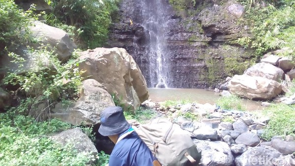 Lokasinya cukup terpencil, tetapi sepadan dengan kesegaran yang akan traveler dapatkan. Suara air terjun yang menderu memberi petunjuk menuju ke lokasi. (Akrom Hazami/detikcom) Lokasinya cukup terpencil, tetapi sepadan dengan kesegaran yang akan traveler dapatkan. Suara air terjun yang menderu memberi petunjuk menuju ke lokasi. (Akrom Hazami/detikcom)