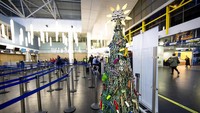 Sebuah pohon Natal nampak menghiasi area keberangkatan di Bandara Vilnius, Lithuania.