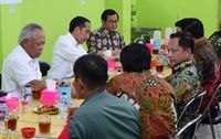 Serunya Presiden Jokowi Makan Seafood dengan Sambal Enak Buatan Gubernur Kaltara