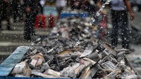 Selain itu, pemusnahan kali ini juga dilakukan terhadap barang bukti yang telah memperoleh putusan pengadilan berkekuatan hukum tetap sebanyak 6.144 botol minuman keras dan 320.000 batang rokok ilegal berbagai merek.