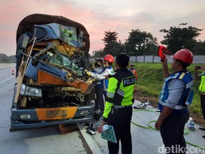Dua Truk Bertabrakan di Tol Ngawi-Solo, 1 Orang Tewas