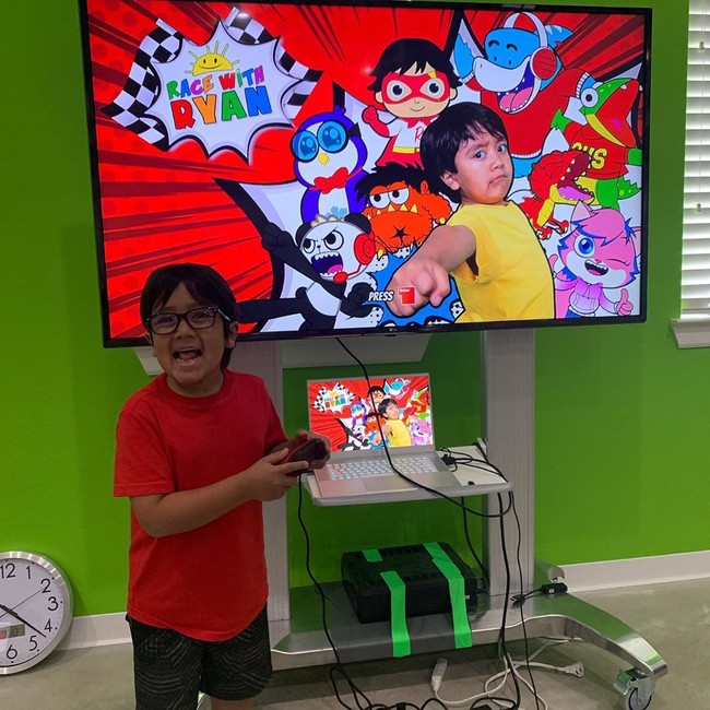 Sukses sebagai YouTuber, Ryan Kaji juga merambah dunia game. Bocah cilik ini merilis permainan video game Race with Ryan yang bisa dimainkan di Xbox, PlayStation 4 dan Switch. Foto: Instagram @ryansworld