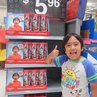 Penghasilan Ryan Kaji sebagai YouTuber yang mencapai US$ 26 juta atau sekitar Rp 364 miliar tidak hanya didapat dari YouTube saja. Saat ini Ryan juga diajak sejumlah brand untuk berkolaborasi membuat produk khusus dengan hiasan gambar dirinya. Produsen kesehatan mulut Colgate salah satu yang menjadikan Ryan sebagai ikon produk mereka. Foto: Instagram @ryansworld