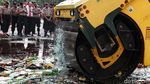 Ribuan Botol Miras Dimusnahkan di Jakut