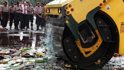 Ribuan Botol Miras Dimusnahkan di Jakut