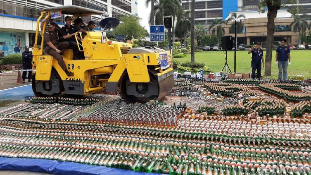 Bea Cukai Jakarta Musnahkan Ribuan Botol Miras-Rokok Ilegal