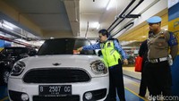 Dalam razia ini ditemukan sejumlah mobil mewah yang menunggak pajak.