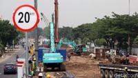 Pembangunan flyover ini untuk mengatasi macet di kawasan tersebut.