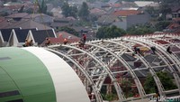 Pekerja melakukan proses pembangunan stasiun LRT Jatibening, Kota Bekasi, Jawa Barat, Kamis (19/12/2019).