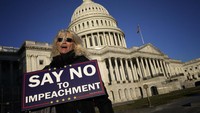 Meski begitu, ada juga sejumlah warga yang menggelar aksi di kawasan kantor Kongres Amerika Serikat untuk menolak pemakzulan Trump pada Rabu (18/12) lalu. Win McNamee/Getty Images.