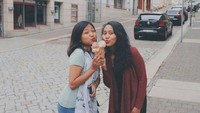Sepertinya Ina doyan es krim ya. Lagi-lagi ia kedapatan menikmati es krim saat jalan-jalan keliling Jerman. Foto: Instagram kellertrisna