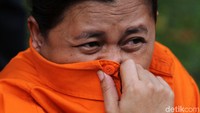 Beberapa di antara mereka menutupi wajahnya menggunakan baju tahanan saat dihadirkan dalam pemusnahan barang bukti.