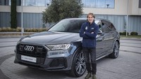 Luca Modric dengan mobil Audi anyarnya. (Istimewa)