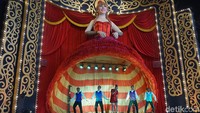 Para penyanyi dan penari dengan lincah bergerak sesuai dengan irama musik. Gerakannya sangat kompak dan enerjik. Seru sekali menontonnya! (Wahyu Setyo/detikcom)