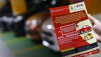Petugas juga memberikan brosur untuk membayar pajak tepat waktu.