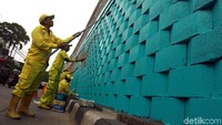 Dinding JLNT tersebut nampak dihias dengan warna cerah.