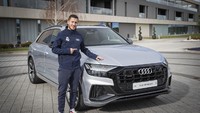 Sejak perjanjian sponsor pertama ditandatangani, setiap musim para pemain klub menggunakan kendaraan dari merek empat cincin untuk perjalanan mereka. Dan sekarang mereka baru saja menerima kunci mobil baru mereka, sebut Audi. (Istimewa)