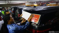 Mobil yang kedapatan belum membayar pajak ditempeli stiker.