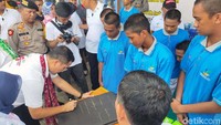 Juliari menambahkan, Narkotika, Alkohol, Psikotropika, dan Zat Adiktif (NAFZA) harus diperangi, tapi bukan berarti memusuhi para pengguna yang sudah terjerumus.