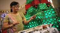 Pohon Natal itu diketahui terbuat dari 5500 gulungan kertas bekas.