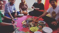 Begitupun dengan momennya kali ini. Sambil duduk lesehan, Zul Zivilia menikmati kuliner kapurung bersama dengan teman-temannya. Foto: Instagram @zulzivilia18