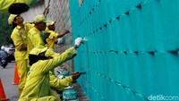Kegiatan tersebut digelar untuk merawat dinding JLNT itu.