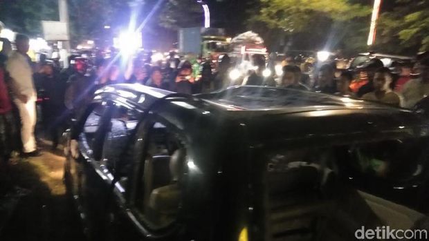Diduga Tabrak Lari, Mobil Dirusak Massa di Makassar