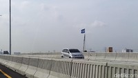 Untuk perjalanan kembali dari arah sebaliknya pun tidak jauh berbeda. Dengan melewati tol layang Japek, hanya perlu waktu sekitar 31 menit dari Cikampek ke Jakarta. Luthfi Anshori/detikcom.