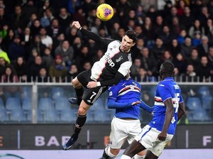 Aksi CR7 Air Jordan di Luigi Ferraris