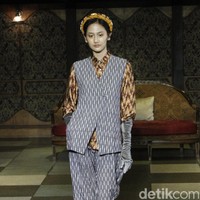 Fashion show Ikat Indonesia by Didiet Maulana bertajuk TerIkat Romansa di Sofia at Gunawarman, Jakarta Selatan, Rabu [18/12/2019]. Foto: Mohammad Abduh/Wolipop
