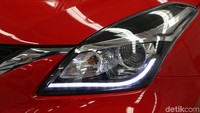 Yang paling kelihatan tentunya adalah penggunaan LED projector headlamp. Dengan aplikasi teknologi ini sistem pencahayaan di Suzuki New Baleno semakin baik dan memberi kesan modern. Kabar baiknya lagi, sistem pencahayaan DRL (Day Running Light) masih dipertahankan.