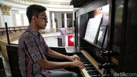 Petugas mengecek peralatan musik di gereja.