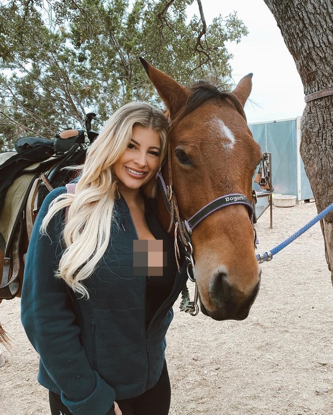 Awalnya Neyleen merahasiakan perpisahan pahit dengan mantan yang tak mau disebutkan namanya ini. Namun setelah melalui proses patah hati dan menjadi lebih kuat, ia berani mengungkapkannya ke publik.Foto: Instagram