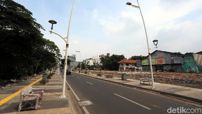 Pemprov DKI Jakarta merevitalisasi sejumlah trotoar di Ibu Kota, salah satunya di Kemang. Berikut penampakan trotoar di kawasan Kemang usai direvitalisasi.