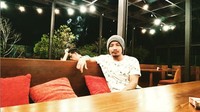 Suka-suka gue, tulisnya dapat sebuah keterangan foto yang memperlihatkan dirinya nongkrong di sebuah kafe di hotel ketika mengunjungi Sukabumi. Foto: Instagram @zulzivilia18