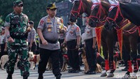 Kapolda Metro Jaya Irjen Gatot Eddy Pramono dan Pangdam Jaya Mayjen TNI Eko Margiyono mengecek pasukan.