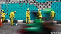 Sejumlah petugas dari Dinas Bina Marga DKI Jakarta menghias dinding jalan layang non tol (JLNT) di kawasan Cipete, Jakarta, Kamis (19/12/2019).