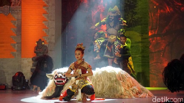 Pertunjukan ini memadukan tarian, musik serta cerita tradisional Bali yang apik. Inti dari show ini, kebaikan akan mengalahkan kejahatan (Wahyu Setyo/detikcom)