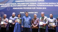 Perum Jamkrindo mendapatkan apresiasi sebagai perusahaan penjamin kredit usaha rakyat (KUR) terbaik I dalam ajang KUR Award dari Kementerian Koordinator Bidang Perekonomian. Foto: dok. Kemenkop UKM