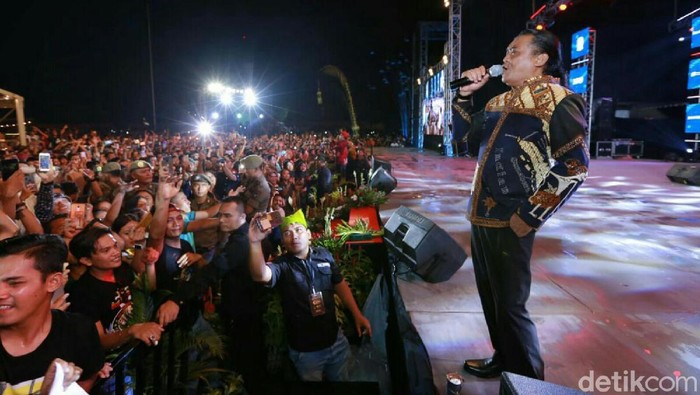 Didi Kempot Goyang Ribuan Sobat Ambyar Banyuwangi Didi Kempot Goyang Ribuan Sobat Ambyar Banyuwangi