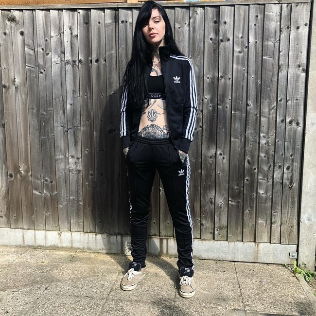 Ia pun bercerita bahwa tato itu dilakukan dengan cara disuntik. Bola matanya disuntik 12 kali dan setiap suntikan berlangsung 15 detik. Hal ini pun dinilai sangat menakutkan. Tapi waktu yang sangat sebentar ini sangat intens karena kamu berkonsentrasi atau tidak menggerakan mata dengan keras tapi ada ketakutan di dalam karena kamu tahu jika kamu bergerak kamu bisa buta, ungkap Grace. Foto: Instagram