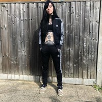 Ia pun bercerita bahwa tato itu dilakukan dengan cara disuntik. Bola matanya disuntik 12 kali dan setiap suntikan berlangsung 15 detik. Hal ini pun dinilai sangat menakutkan. Tapi waktu yang sangat sebentar ini sangat intens karena kamu berkonsentrasi atau tidak menggerakan mata dengan keras tapi ada ketakutan di dalam karena kamu tahu jika kamu bergerak kamu bisa buta, ungkap Grace. Foto: Instagram